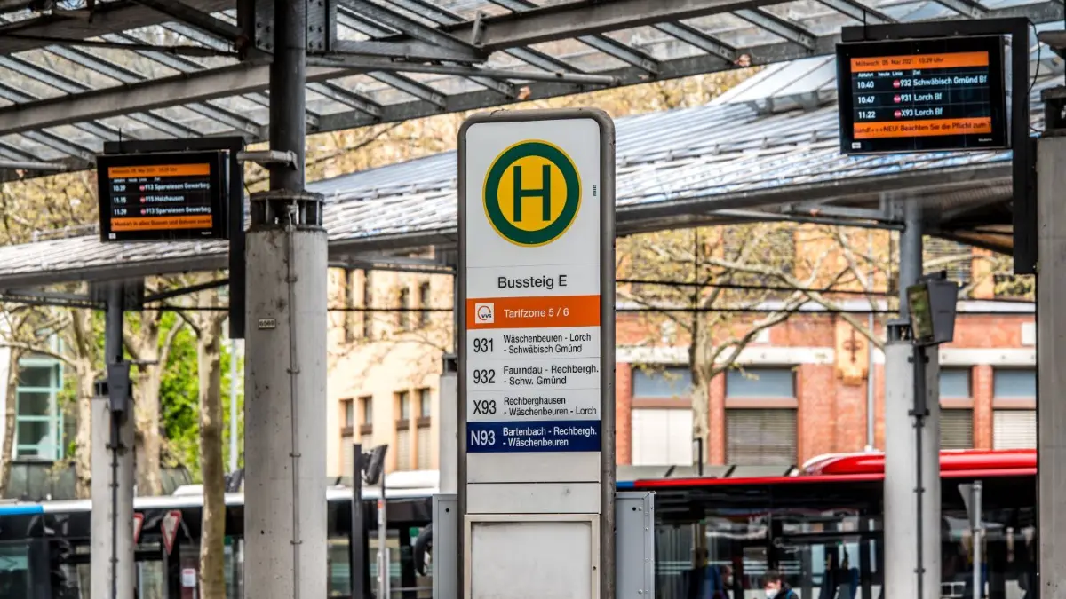Echtzeitanzeige an Haltestellen Busbahnhof ZOB Göppingen Anzeige Digital