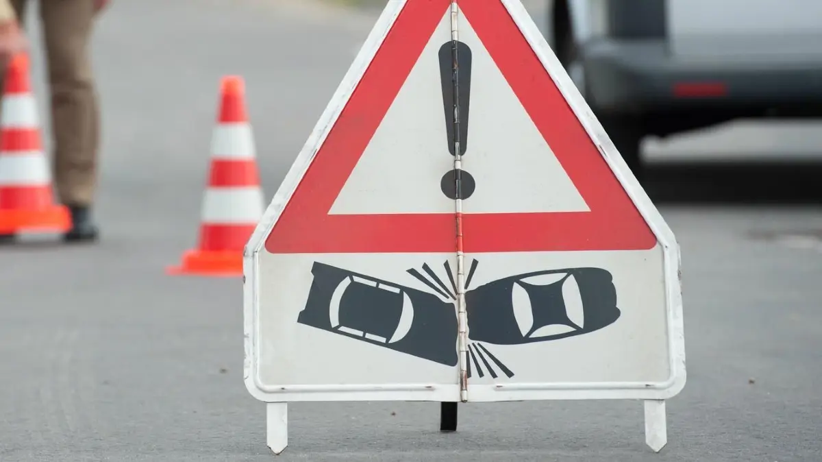 Zwei Leichtverletzte, ein Blechschaden in Höhe von zirka 30.000 Euro und zwei nicht mehr fahrtaugliche Pkw sind die Bilanz eines Verkehrsunfalls am Montagvormittag.