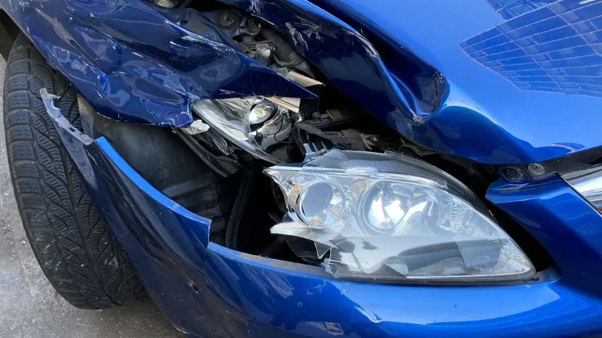 Kein schöner Anblick: Nach einer Unfallflucht haben Autofahrerinnen und Autofahrer oft das Nachsehen.
ARCHIV - Zum Themendienst-Bericht vom 27. Januar 2020: Einen Blechschaden können Geschädigte mit dem Geld der gegnerischen Versicherung auch nur zum Teil oder gar nicht reparieren lassen. Foto: Till Simon Nagel/dpa-tmn - Honorarfrei nur für Bezieher des dpa-Themendienstes +++ dpa-Themendienst +++
