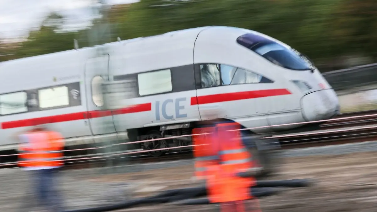 Ein ICE von Stuttgart in Richtung München musste eine Schnellbremsung einlegen, nachdem ein Passagier in Geislingen offenbar ohne Grund die Notbremse betätigt haben soll. (Symbolbild)
25.09.2018, Sachsen, Leipzig: Ein ICE passiert eine Baustelle vor dem Leipzig Hauptbahnhof. Zur Einbindung der neuen Zugbildungsanlage Leipzig Nord und Arbeiten an der Leit- und Sicherungstechnik zur Inbetriebnahme eines neuen Haltepunktes wird der Leipziger Hauptbahnhof vom Mittwoch bis Sonntag (26. bis 30. September) für den Zugverkehr gesperrt. Alle Fernzüge, Regio- und S-Bahnen sind betroffen. Die Bahn richtet Ersatzverkehr ein. Foto: Jan Woitas/dpa-Zentralbild/dpa +++ dpa-Bildfunk +++
