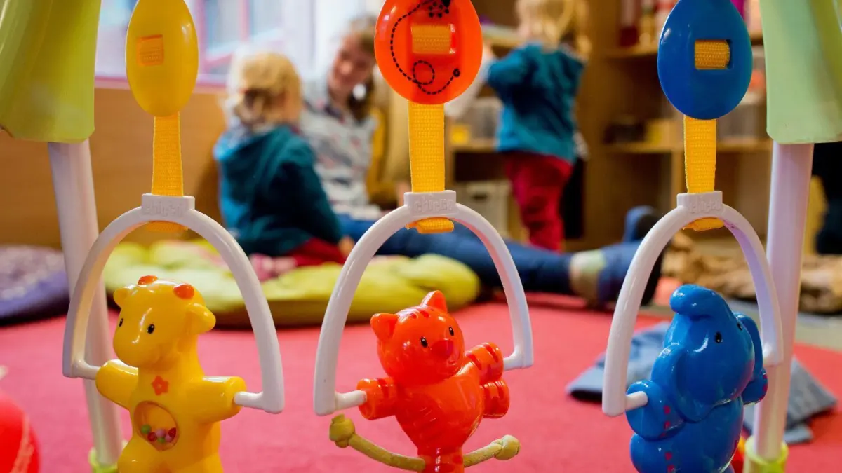 Die Situation bei der Kleinkindbetreuung in Albeck ist prekär. Nun wurde zumindest eine Notlösung gefunden.
Kinderspielzeug hängt am 16.10.2013 in einer Kindertagesstätte der Arbeiterwohlfahrt (AWO) in Hannover (Niedersachsen). Eine Kita-Volksinitiative hat mehr als 100 000 Unterschriften für bessere Bedingungen in den Kindertagesstätten in Niedersachsen eingereicht. Foto: Julian Stratenschulte/dpa ++ +++ dpa-Bildfunk +++