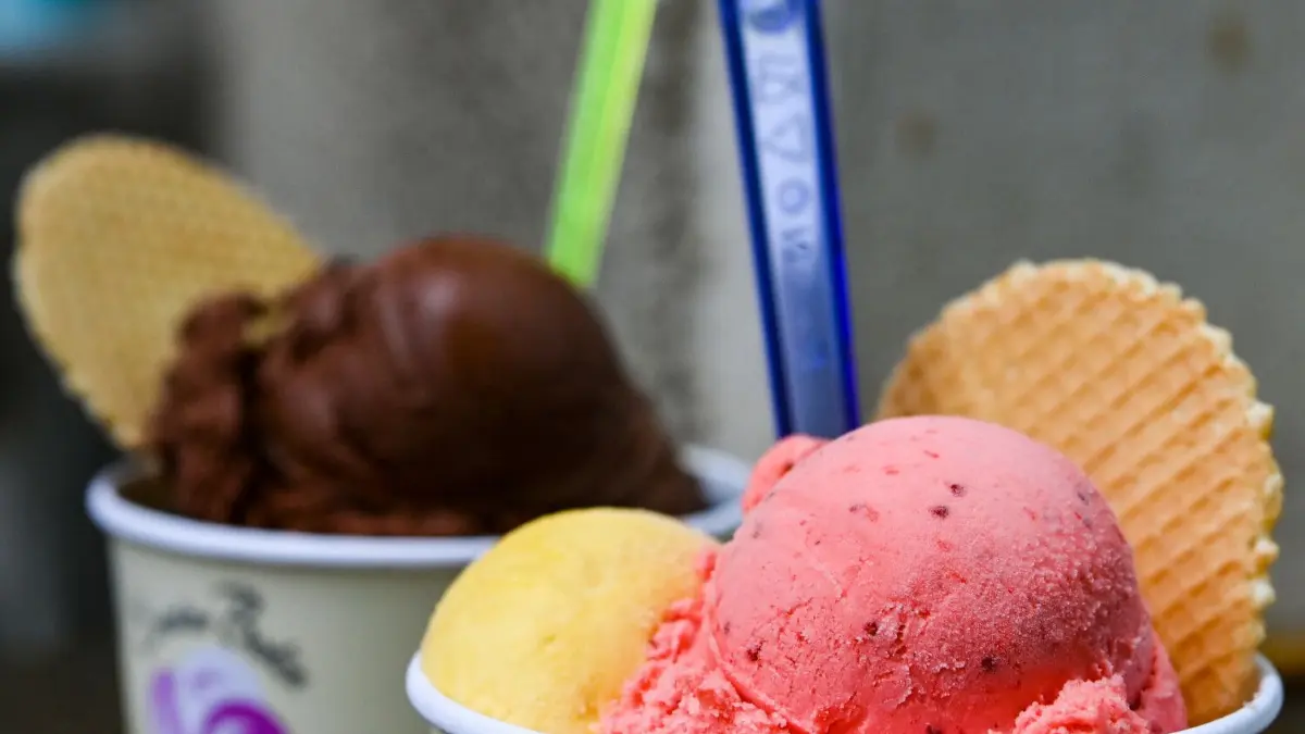 Auch Eis findet sich unter den Lieblingsleckereien der Ehinger – allerdings muss es schon eine ganz bestimmte Sorte sein.
ARCHIV - 24.05.2022, Berlin: Eisbecher mit Kugeln verschiedener Sorten Eis stehen auf einem Tisch in der Eisdiele «Eiskultur» in Schöneweide. Es ist vielleicht der Sommer-Snack schlechthin: Eiscreme. Ob in Becher oder Waffel - steigen die Temperaturen, folgt die Sehnsucht nach der kalten Erfrischung. (zu dpa: Sommer, Sonne, Eiscreme: Fakten rund um die Leckerei) Foto: Jens Kalaene/dpa +++ dpa-Bildfunk +++