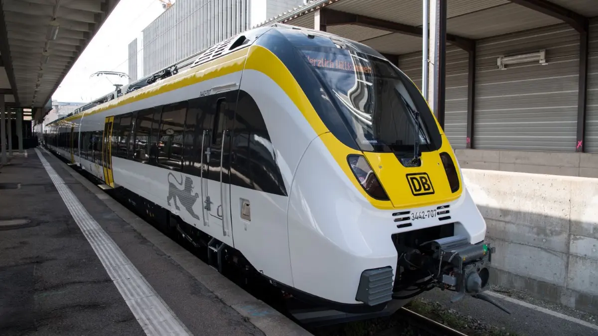 Gute Nachrichten für Bahnfahrer im Raum Geislingen: Der Metropolexpress soll doch schon ab Dezember halbstündlich bis Geislingen fahren.
Ein Zug im Design der neuen Dachmarke für den Schienennahverkehr in Baden-Württemberg am 19.10.2017 während deren Premiere in Stuttgart (Baden-Württemberg) auf einem Gleis. Die ersten neuen Züge fahren ab Mitte Dezember unter dem Motto «bwegt». Foto: Sebastian Gollnow/dpa +++(c) dpa - Bildfunk+++