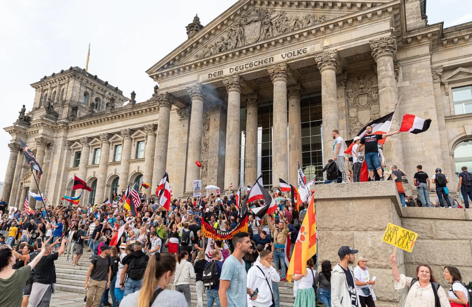 Teilnehmer einer Kundgebung gegen die Corona-Maßnahmen erklimmen die Stufen zum Reichstagsgebäude.