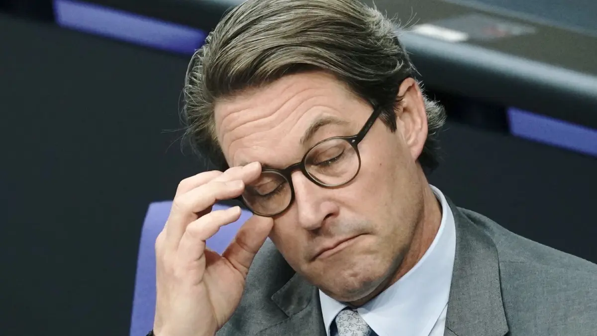 Der CDU-Politiker Andreas Scheuer machte sich vor allem im Zuge der Vorfälle um die Maut bei vielen Menschen unbeliebt. Was macht der Ex-Minister heute? Alle Infos zu Andi Scheuer.
08.10.2020, Berlin: Andreas Scheuer (CSU), Bundesminister für Verkehr und digitale Infrastruktur, verfolgt die Debatte im Plenum im Bundestag. Auf der Tagesordnung steht unter anderem die Abstimmung zur Wahlgesetzreform und eine Aktuelle Stunde zum Maut-Untersuchungsausschuss. Foto: Michael Kappeler/dpa +++ dpa-Bildfunk +++