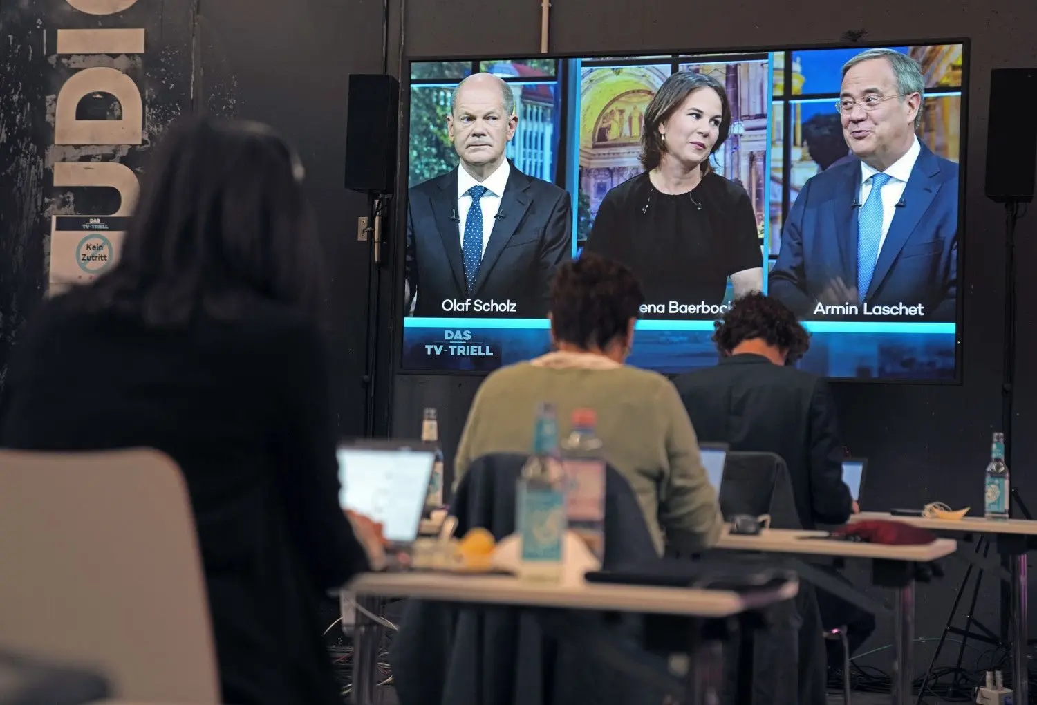 Journalisten verfolgen das dritte TV-Triell, die Kanzlerkandidatendiskussion bei ProSieben und Sat.1. Sonderlich spannend war es nicht.