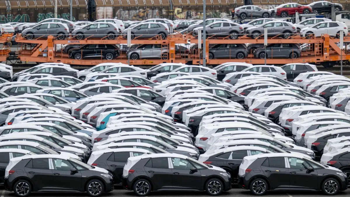 Die Wirtschaft in Ostdeutschland zeigt sich stabiler als das westdeutsche Pendant. (Symbolbild)
dpatopbilder - 23.02.2023, Sachsen, Zwickau: Fertige, vollelektrische Fahrzeuge aus dem Volkswagenwerk in Zwickau stehen auf einem Parkplatz im Werk. Der Beauftragte der Bundesregierung für Ostdeutschland hat am Donnerstag (23.02.2023) das Werk besucht. In dem Werk laufen neben den VW-Fahrzeugen auch Autos der Konzernmarken Audi und Seat vom Band. Die Fahrzeuge basieren auf dem Modularen Elektrobaukasten. Volkswagen hat den Standort mit rund 9000 Beschäftigten für 1,2 Milliarden Euro zur reinen Fabrik für Elektrofahrzeuge umgebaut und die Transformation zum E-Standort nun abgeschlossen. Foto: Hendrik Schmidt/dpa +++ dpa-Bildfunk +++