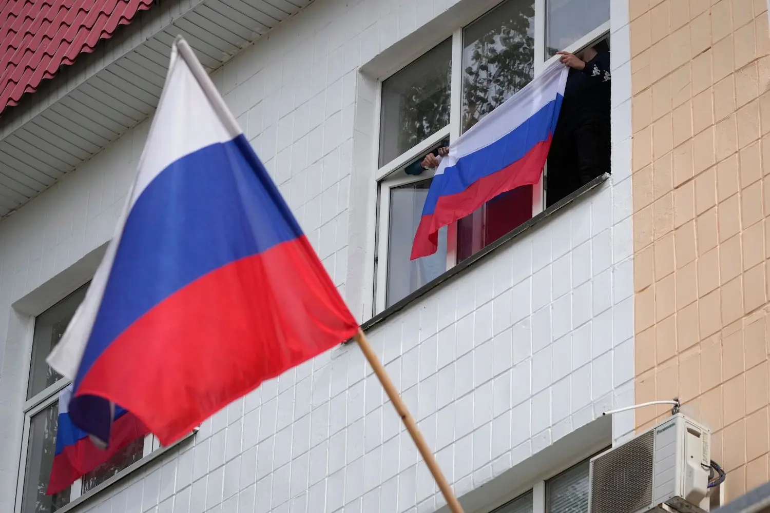 Russische Flaggen hängen an der Pädagogischen Universität in Luhansk.