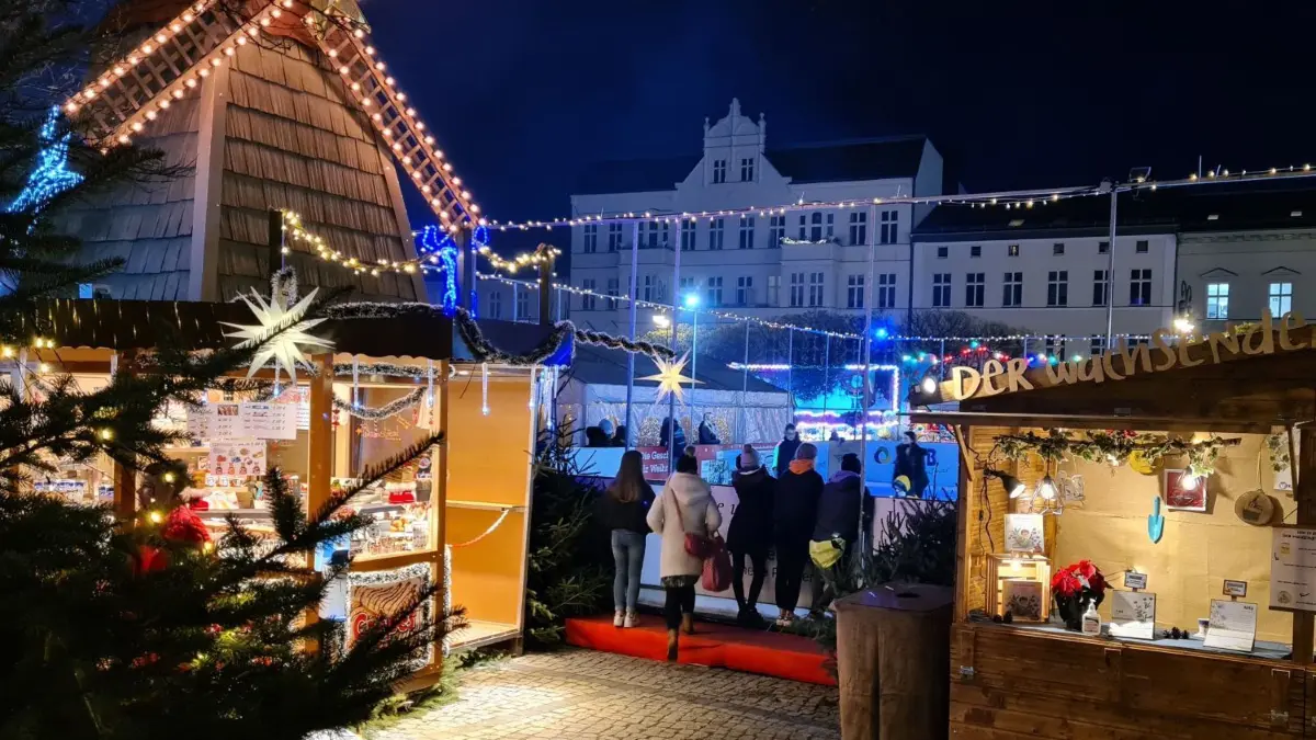Aus dem längsten wurde der kürzeste Weihnachtsmarkt in Brandenburg an der Havel. Coronabedingt erfolgte die Schließung am 23. November statt am 23. Dezember 2021. Trotzdem war's nicht nur kurz, sondern auch schön.
Aus dem längsten wurde der kürzeste Weihnachtsmarkt in Brandenburg an der Havel. Coronabedingt erfolgte die Schließung am 23. November statt am 23. Dezember 2021. Trotzdem war's nicht nur kurz, sondern auch schön.