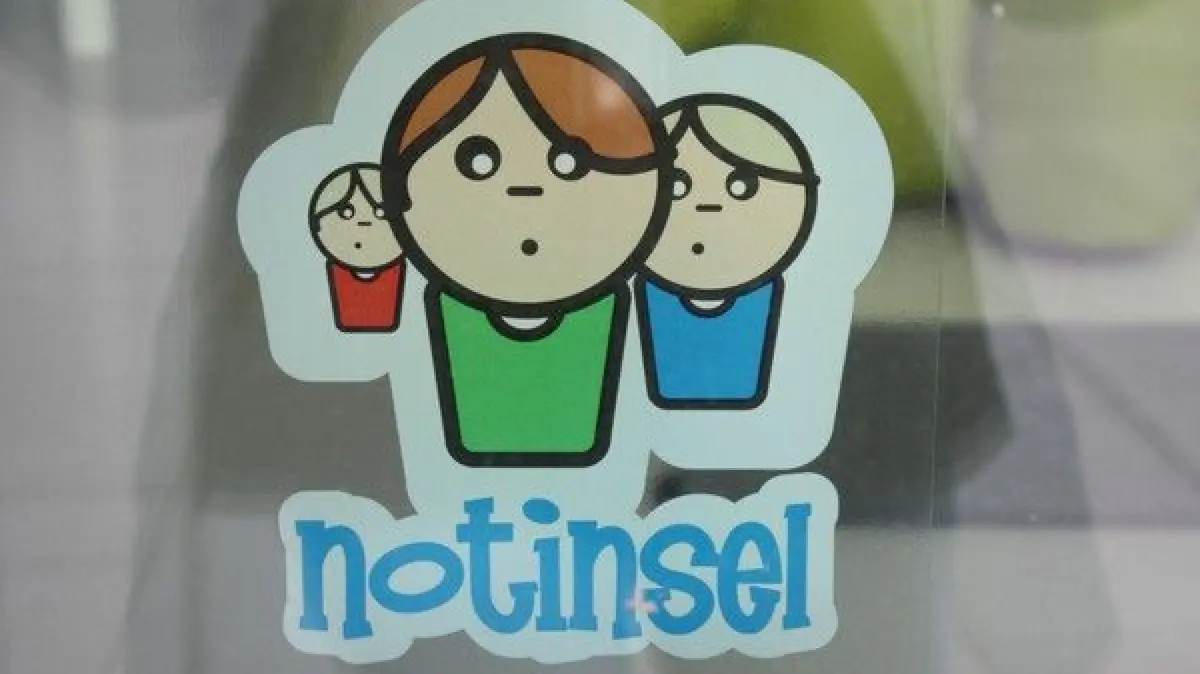 <p>Dieser Notinsel-Aufkleber zeichnet Geschäfte aus, in denen Kinder in Gefahrensituationen Hilfe und Zuflucht suchen können.</p>