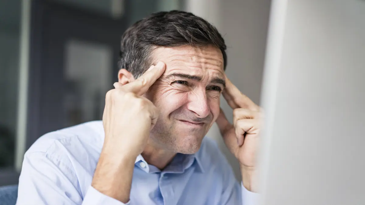Grimacing businessman looking at computer screen model released Symbolfoto property released PUBLICA: Grimacing businessman looking at computer screen model released Symbolfoto property released PUBLICATIONxINxGERxSUIxAUTxHUNxONLY JOSF02863