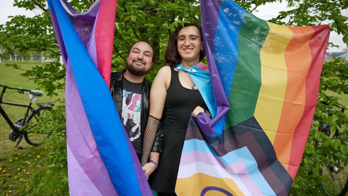 Protest gegen Selbstbestimmungsgesetz: 12.04.2024, Berlin: Cole (l) und Hanna nehmen an einer Protestveranstaltung gegen das Selbstbestimmungsgesetz von Frauengruppen vor dem Bundestag teil. Sie kritisieren den Teil des Gesetzes, in dem es um die Selbstbestimmung in Bezug auf den Geschlechtseintrag (SBGG) aus Perspektive von trans*, inter* und nicht-binären Menschen sowie UnterstützerInnen geht. Foto: Joerg Carstensen/dpa +++ dpa-Bildfunk +++