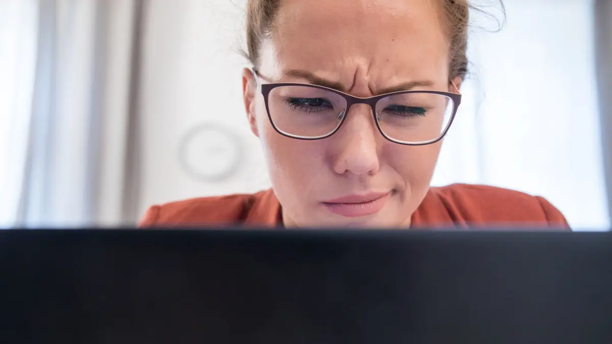 Keine Antwort erforderlich: Wie reagiere ich auf Noreply–Mails?: ILLUSTRATION - Noreply? Wer ist das denn? Immerhin ist es meist kein Spam. (zu dpa: «Keine Antwort erforderlich: Was hinter Noreply-Mails steckt») Foto: Christin Klose/dpa-tmn/dpa - Honorarfrei nur für Bezieher des dpa-Themendienstes +++ dpa-Themendienst +++
