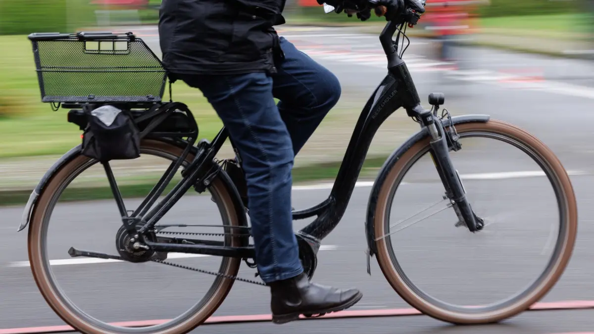 Pedelec–Training für Seniorinnen und Senioren: PRODUKTION - 09.04.2024, Nordrhein-Westfalen, Bielefeld: Ein Radfahrer fährt mit seinem Pedelec über einen Verkehrsübungsplatz. Die Polizei Bielefeld bietet zusammen mit dem ADFC und der Volkshochschule Pedelec-Trainings an. Der Kurs richtet sich an Seniorinnen und Senioren ab 60 Jahren. Neben der Sensibilisierung für unklare und gefährliche Verkehrslagen, soll das sichere Handling und die souveräne Nutzung des eigenen Pedelecs trainiert werden. (zu dpa: «Bequemer ja, aber auch sicher? Unfälle mit Pedelecs und ihre Ursachen») Foto: Friso Gentsch/dpa +++ dpa-Bildfunk +++