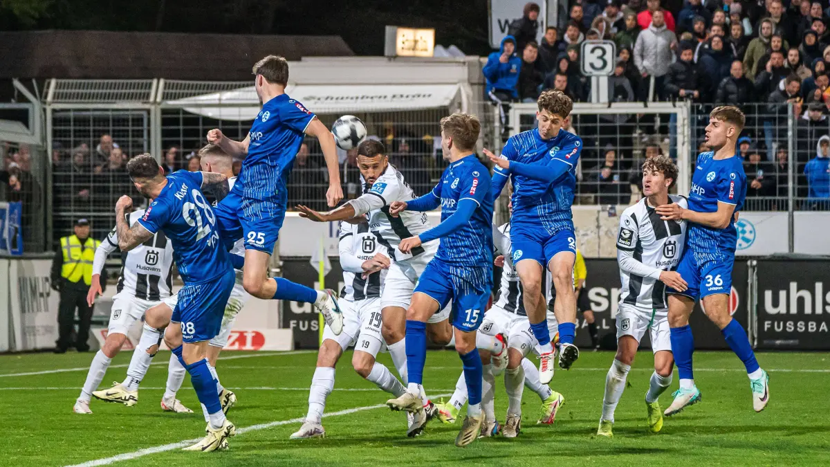 Lamar Yarbrough (SSV Ulm 1846, 25) koepft den Ball aus der Gefahrenzone, Stuttgarter Kickers vs. SSV Ulm 1846, wfv–Pokal: Lamar Yarbrough SSV Ulm 1846, 25 koepft den Ball aus der Gefahrenzone, Stuttgarter Kickers vs. SSV Ulm 1846, wfv-Pokal, Viertelfinale, Fussball, Herren, 16.04.2024 Stuttgarter Kickers vs. SSV Ulm 1846, wfv-Pokal, Viertelfinale, Fussball, Herren, 16.04.2024 Stuttgart *** Lamar Yarbrough SSV Ulm 1846, 25 kepft den Ball aus der Gefahrenzone, Stuttgarter Kickers vs SSV Ulm 1846, wfv Pokal, Viertelfinale, Fu?ball, Herren, 16 04 2024 Stuttgarter Kickers vs SSV Ulm 1846, wfv Pokal, Viertelfinale, Fu?ball, Herren, 16 04 2024 Stuttgart Copyright: xMichaelxSchmidtx EP_MST