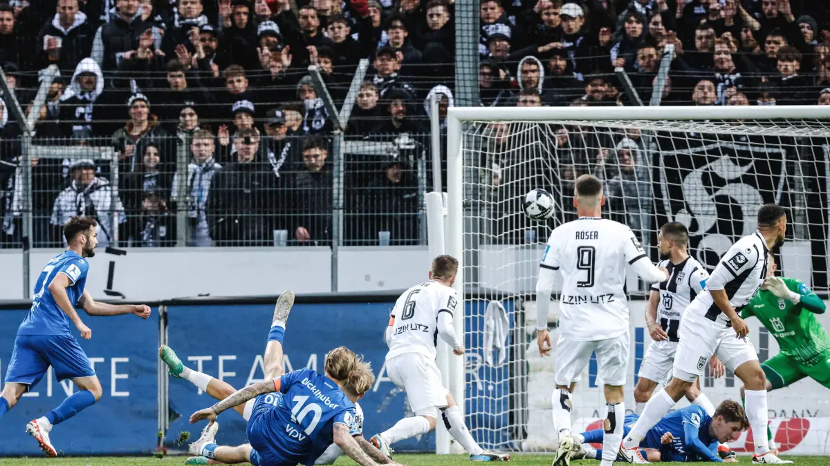 Fußball — Herren — WFV–Pokal — Viertelfinale — Saison 2023/2024 — SV Stuttgarter Kickers vs SSV Ulm 1846 Fußball 16.04.2: Fußball - Herren - WFV-Pokal - Viertelfinale - Saison 2023/2024 - SV Stuttgarter Kickers vs SSV Ulm 1846 Fußball 16.04.2024 Kevin Dicklhuber Stuttgart, 10 schießt aufs gefährlich aufs Tor - pariert von Lorenz Otto SSV Ulm, 1 Stuttgart GAZI-Stadion auf der Waldau Baden-Württemberg Deutschland *** Soccer men WFV Cup quarterfinals season 2023 2024 SV Stuttgarter Kickers vs SSV Ulm 1846 Soccer 16 04 2024 Kevin Dicklhuber Stuttgart, 10 shoots dangerously on goal parried by Lorenz Otto SSV Ulm, 1 Stuttgart GAZI stadium on the Waldau Baden Württemberg Germany