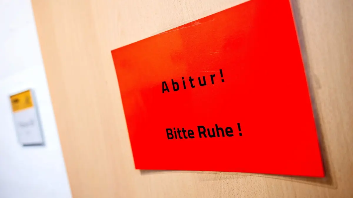 ARCHIV - 17.04.2023, Niedersachsen, Oldenburg: Ein Schild mit der Aufschrift «Abitur! Bitte Ruhe!» hängt während der schriftlichen Abiturprüfungen an einer Tür. (zu dpa: «Abi-Prüfungen beginnen erstmals wieder ohne Corona-Erleichterungen») Foto: Hauke-Christian Dittrich/dpa +++ dpa-Bildfunk +++