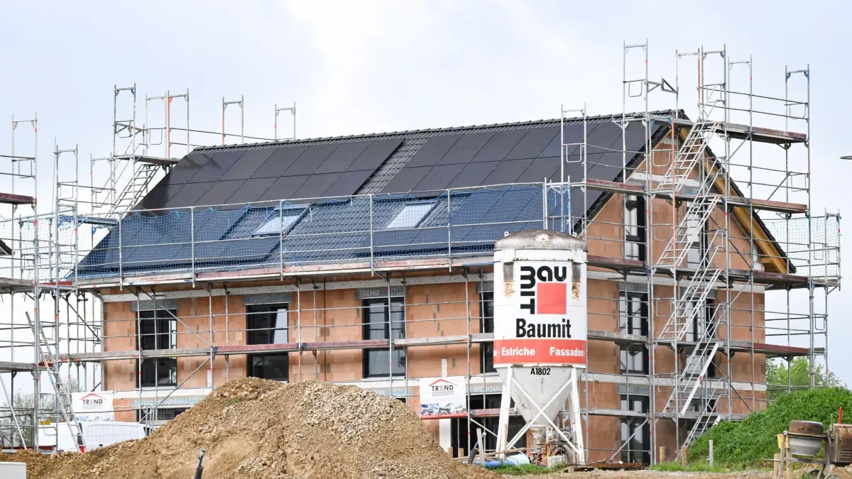 Neubau: 18.04.2024, Baden-Württemberg, Renningen: Häuser werden in einem Neubaugebiet gebaut. (zu dpa: «CDU macht Druck bei Grundsteuer: «Wohnen wird teurer»») Foto: Bernd Weißbrod/dpa +++ dpa-Bildfunk +++
