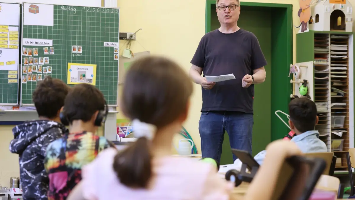 Schulleiter Klaus Hagge: ARCHIV - 12.06.2023, Nordrhein-Westfalen, Duisburg: Schulleiter Klaus Hagge steht in einer der Klassen der Gemeinschaftsgrundschule Sandstraße in Duisburg. (zu dpa: «Bildungsstiftung startet neue Initiative für Schulen im Brennpunkt») Foto: David Young/dpa +++ dpa-Bildfunk +++