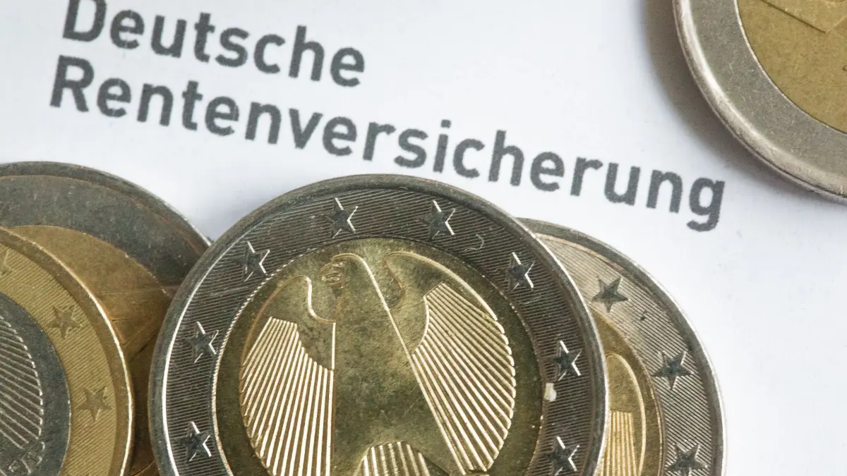 Deutsche Rentenversicherung: SYMBOLBILD - 24.04.2024, Berlin: Münzen liegen auf einer Renteninformation der Deutschen Rentenversicherung. Das Bundeskabinett will am Mittwoch die im Juli geplante Rentenerhöhung auf den Weg bringen. Die Bezüge der rund 21 Millionen Rentnerinnen und Rentner sollen um 4,57 Prozent steigen. Foto: Fernando Gutierrez-Juarez/dpa +++ dpa-Bildfunk +++