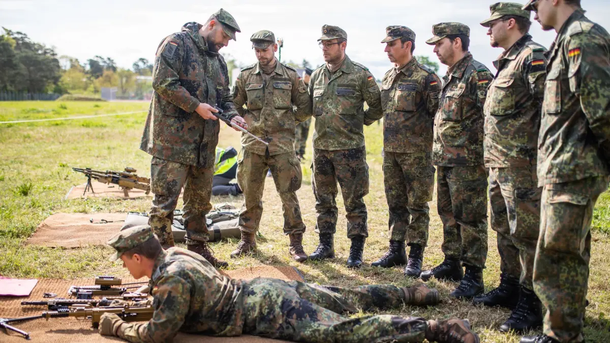 Heimatschutzübung National Guardian — Karlsruhe: 26.04.2024, Baden-Württemberg, Karlsruhe: Reservisten der Bundeswehr üben während der Heimatschutzübung National Guardian 2024 auf dem Gelände der Kirchfeld Kaserne den Umgang mit einem Maschinengewehr vom Typ MG5. Bei der Bundeswehr-Übung National Guardian üben deutschlandweit Heimatschutzkräfte ihren Kernauftrag, den Schutz und die Sicherung verteidigungswichtiger Infrastruktur. Foto: Christoph Schmidt/dpa +++ dpa-Bildfunk +++
