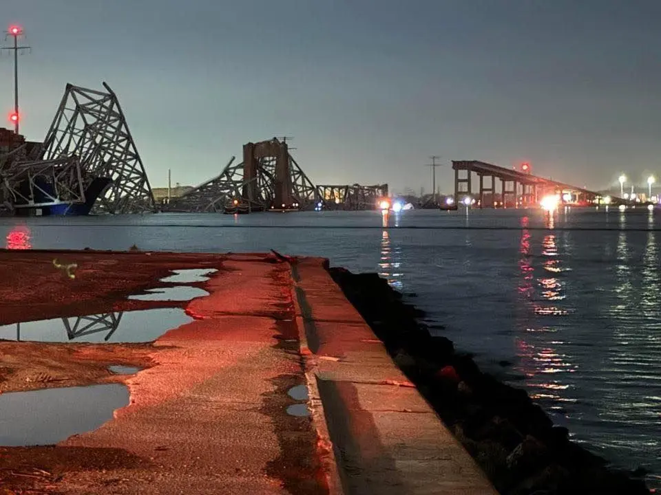 Dieses Foto aus dem Kurznachrichtendienst X zeigt einen Teil der Francis Scott Key Bridge. Die Brücke brach teilweise ein, nachdem ein Containerschiff sie am frühen Dienstag (26.03.2024) gerammt hatte.