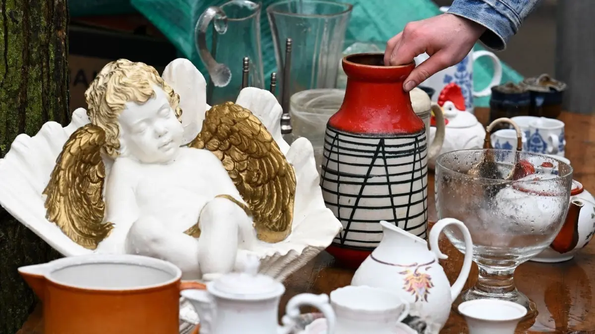 Wer etwas Besonderes sucht, könnte am Sonntag in Unterelchingen fündig werden.
ARCHIV - 24.03.2024, Berlin: Eine Vase wird zwischen unterschiedlichen Dingen aus Keramik auf dem Flohmarkt "Nowkoelln Flowmarkt" am Maybachufer angeboten. Manchmal scheitert der Kauf an nur wenigen Euro. (zu dpa: «Berliner Flohmarkt-Kult: Warum nicht das Geld entscheidend ist») Foto: Jens Kalaene/dpa +++ dpa-Bildfunk +++
