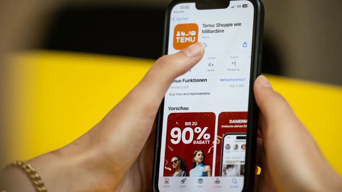 Ein bisschen Scrollen, ein paar Klicks und die günstigen Produkte werden direkt aus China angeliefert.
ILLUSTRATION - 29.08.2023, Berlin: Eine Person hält ein Telefon mit der App Temu in den Händen. (Gestellte Szene). (zu dpa: «Otto kritisiert Umweltverhalten von E-Commerce-Anbietern») Foto: Hannes P Albert/dpa +++ dpa-Bildfunk +++