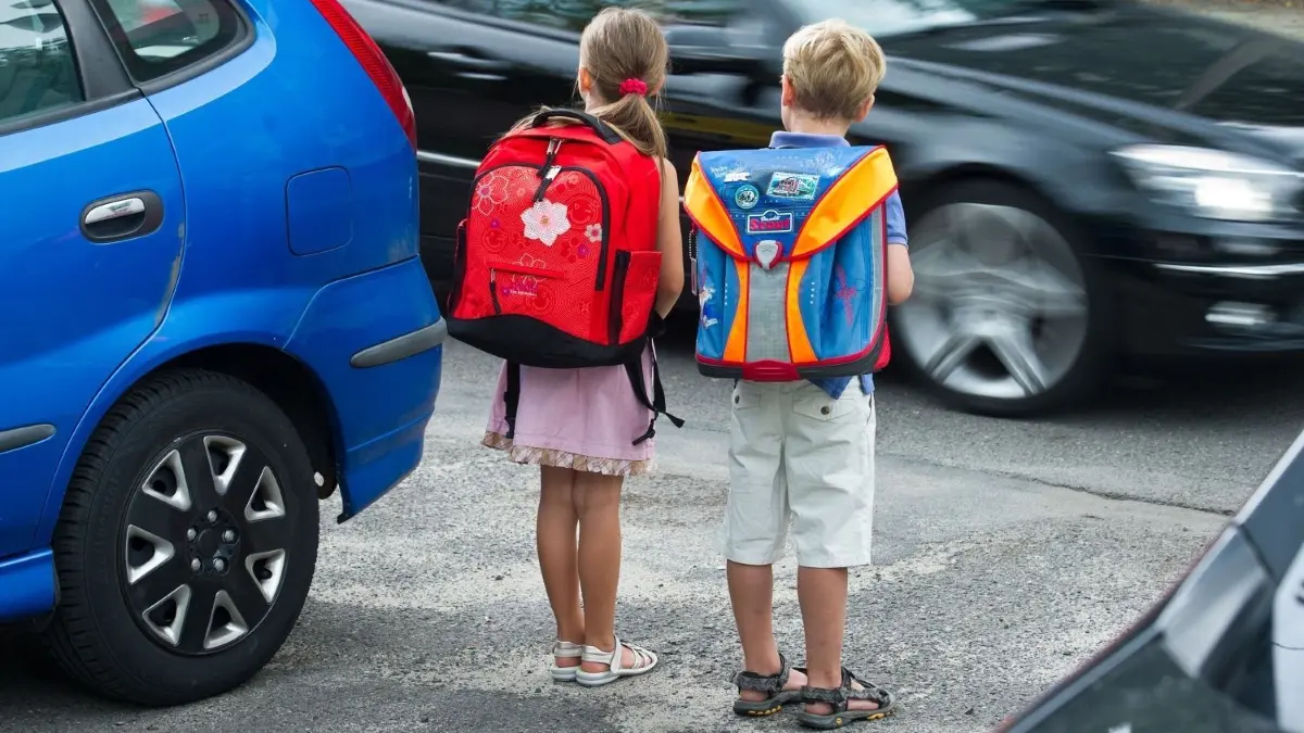 Für Kinder auf dem Weg zur Schule sind die Straßen in Bernau mitunter gefährlich. Grüne und BVB/Freie Wähler wollen das ändern und legen konkrete Vorschläge vor (Symbolfoto).
ARCHIV - 30.07.2013, Brandenburg, Frankfurt (Oder): ILLUSTRATION: Die beiden zukünftigen Erstklässler Amy und Luca üben das Verhalten auf dem Schulweg und das richtige Überqueren einer Straße. Elterntaxi stehenlassen. Unter diesem Motto werben das Deutsche Kinderhilfswerk und der Verkehrsclub Deutschland ab 17.09.2018 für andere Wege zur Schule. Denn mit der steigenden Zahl der Mama- und Papa-Chauffeure nimmt das Risiko von Staus und Unfällen vor Schulen zu. (zu dpa "Zu Fuß zur Schule - Elterntaxis können zur Unfallgefahr werden" vom 16.09.2018) Foto: Patrick Pleul/dpa-Zentralbild/dpa +++ dpa-Bildfunk +++