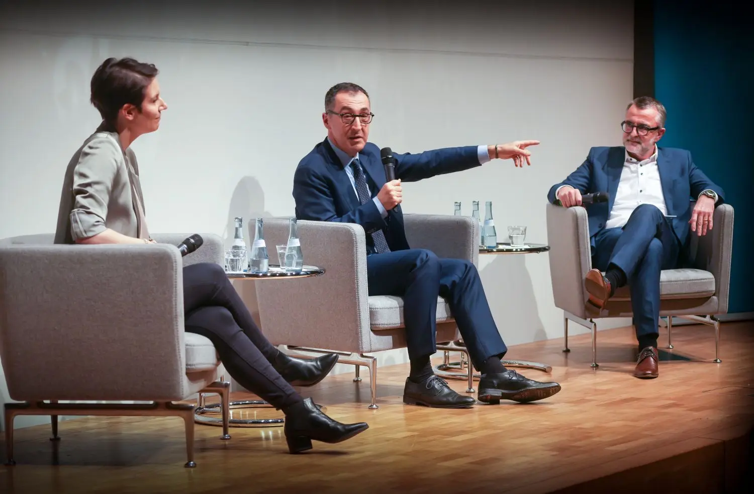 Landwirtschaftsminister Cem Özdemir stellt sich Fragen von Chefredakteur Ulrich Becker und seiner Stellvertreterin Judith Conrady.