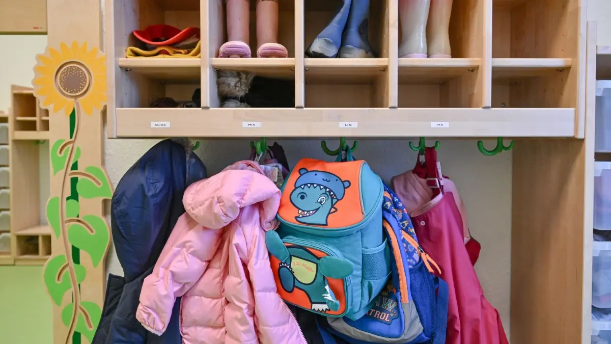 Müssen Kinder bald eine Stunde früher ihre Jacke nehmen und von ihren Eltern abgeholt werden?
ARCHIV - 22.12.2023, Brandenburg, Spremberg: Kleidung von Kindern hängt in einer Kita / Kindergarten. (zu dpa: «IW: Kitagebühren für unter Dreijährige könnten 2025 stark ansteigen») Foto: Patrick Pleul/dpa +++ dpa-Bildfunk +++