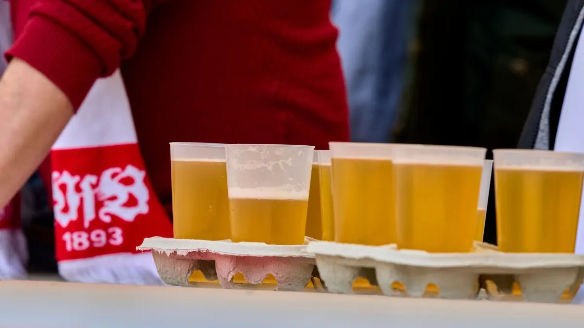 Bundesliga: VfB Stuttgart vs FC Bayern München 3:1: Bier, Weissbier, Sponsor, Brauerei, Bierbecher, Becher, Plastikbecher, Alkohol, beer, shower, Alkohol,
in the match
VFB STUTTGART - FC BAYERN MUENCHEN 3-1
on May 4, 2024 in Stuttgart, Germany. Season 2023/2024, 1.Bundesliga, matchday 32, 32.Spieltag, München, Munich
Photographer: Peter Schatz
- DFL REGULATIONS PROHIBIT ANY USE OF PHOTOGRAPHS as IMAGE SEQUENCES and/or QUASI-VIDEO -
/ action press