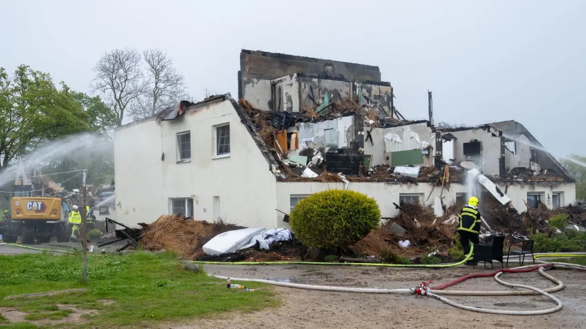 Millionenschaden nach Brand durch Blitzeinschlag: 05.05.2024, Mecklenburg-Vorpommern, Sellin: Die Feuerwehr arbeitet am Brandort. Nach einem Blitzeinschlag in das Reetdach eines Pensionsgebäudes ist in Sellin, Ortsteil Neuensien auf der Insel Rügen am Morgen ein Feuer ausgebrochen. Alle 28 Hotelgäste im Haus konnte das Gebäude laut Polizei unverletzt verlassen. Sie wurden vorübergehend in einer Schule untergebracht. Die Feuerwehr war am Vormittag mit etwa 170 Einsatzkräften noch mit den Löscharbeiten beschäftigt. Foto: Stefan Sauer/dpa +++ dpa-Bildfunk +++