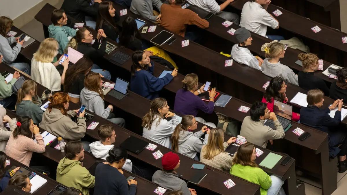 Zahl der Studienanfänger ohne Abitur in Berlin weiter rückläufig: ARCHIV - 16.10.2023, Bayern, München: Studenten nehmen an der Einführungsveranstaltung einer Universität teil. (zu dpa: «27 500 Abiturienten an Beruflichen Oberschulen vor Prüfungen») Foto: Peter Kneffel/dpa +++ dpa-Bildfunk +++