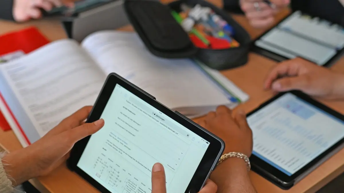 Umsetzung des Digitalpaktes läuft vielerorts nur schleppend an: ARCHIV - 14.05.2019, NA, Karlsruhe: Schüler arbeiten in einer Unterrichtsstunde mit Tablets. (zu dpa: «Streit um Schuldigitalisierung - Länder machen Druck») Foto: Uli Deck/dpa +++ dpa-Bildfunk +++