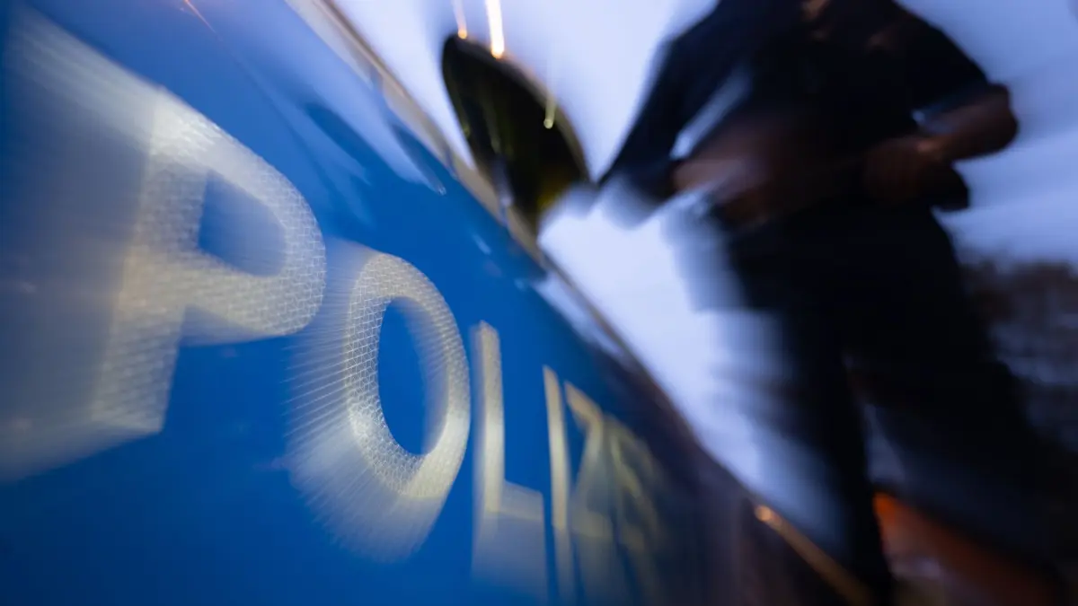 Polizei: ILLUSTRATION - 30.11.2023, Baden-Württemberg, Stuttgart: Eine Polizistin steht neben einem Polizeifahrzeug. (zu dpa: «Ladendieb greift mehrere Polizisten an») Foto: Marijan Murat/dpa +++ dpa-Bildfunk +++