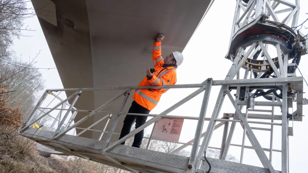 Ronny Seidel,Ingenieur überprüft von einem Hubsteiger aus den neuen Skywalk „Königsweg“ am Königsstuhl auf der Insel Rügen. Bevor ab kommendem Wochenende Besucherinnen und Besucher die neue Aussichtsplattform oberhalb des Königsstuhls auf Rügen betreten können, waren zunächst Experten für die erste Hauptprüfung nach DIN 1079 (Deutsches Institut für Normung) gefragt. Künftig sollen Besucherinnen und Besucher einen 185 Meter langen ellipsenförmigen Rundweg entlanggehen können, der von einem Haltemast gehalten über dem 118 Meter hohen Königsstuhl schwebt - dem größten Kreidefelsen Deutschlands. Die Kosten liegen früheren Angaben zufolge bei etwa 7,5 Millionen Euro. +++ dpa-Bildfunk +++