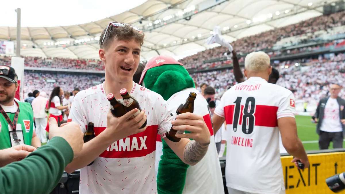 VfB Stuttgart vs. Borussia Moenchengladbach, Fussball, Herren, 1. Bundesliga, 34. Spieltag, Saison 23/24, GER, 18.05.2024: Angelo Stiller (VfB Stuttgart, #06) mit Flaschenbier.
VfB Stuttgart vs. Borussia Moenchengladbach, Fussball, Herren, 1. Bundesliga, 34. Spieltag, Saison 23/24, GER, 18.05.2024,
DFL/DFB REGULATIONS PROHIBIT ANY USE OF PHOTOGRAPHS AS IMAGE SEQUENCES AND/OR QUASI-VIDEO,
Foto: Eibner-Pressefoto/Wolfgang Frank
