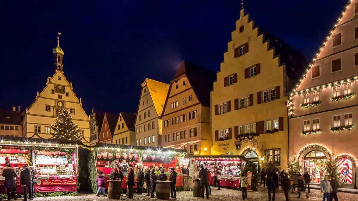 Die Kulisse macht’s: Der Reiterlesmarkt in Rothenburg hat eine lange Tradition — und eine ungebrochene Anziehungskraft.⇥