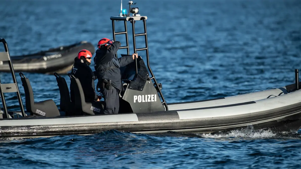 Polizei auf dem Wasser: ARCHIV - 09.11.2021, Baden-Württemberg, Überlingen: Einsatzkräfte der Polizei fahren auf einem Boot. (zu dpa: «Mann nach Sprung in Bodensee vermisst - Hubschrauber im Einsatz») Foto: Silas Stein/dpa +++ dpa-Bildfunk +++