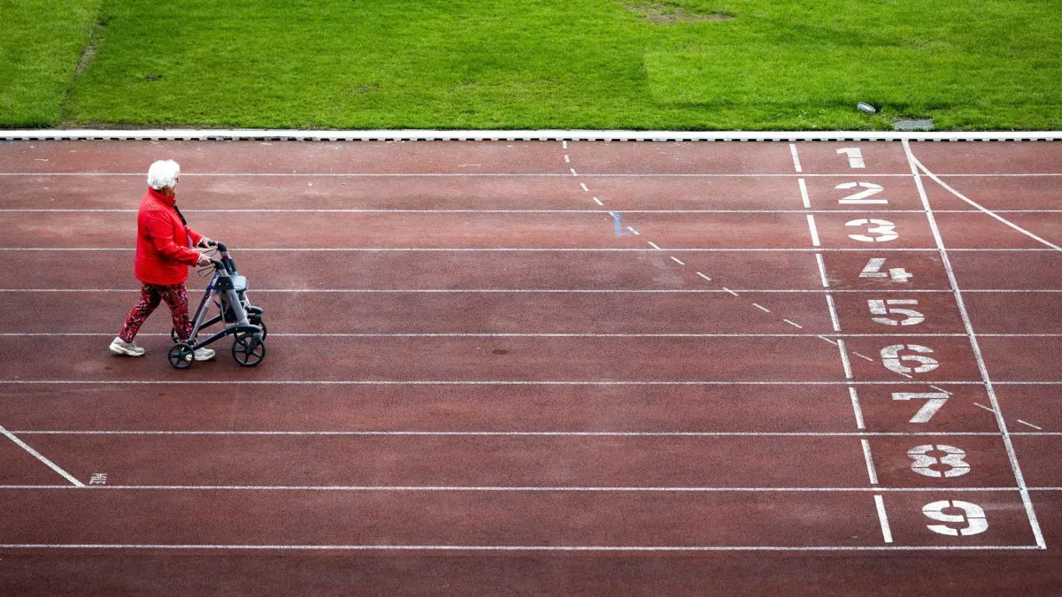 Rollatorenlauf in Amsterdam: 22.05.2024, Niederlande, Amsterdam: Eine Frau nimmt an einem nationalen Rollatorlauf im Olympiastadion teil. Die Veranstaltung soll das körperliche und geistige Wohlbefinden älterer Menschen fördern. Foto: Ramon Van Flymen/ANP/dpa +++ dpa-Bildfunk +++
