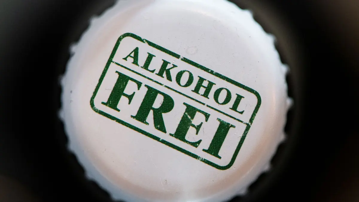 Alkoholfreies Bier: ARCHIV - Nüchternbiere kommen im Schnitt auf 108 Kilokalorien pro 0,5 Liter gegenüber 195 Kilokalorien bei echten Bieren. (zu dpa: «Alkoholfreie Biere: «test» kann ein gutes Dutzend empfehlen») Foto: Franziska Gabbert/dpa-tmn/dpa - Honorarfrei nur für Bezieher des dpa-Themendienstes +++ dpa-Themendienst +++