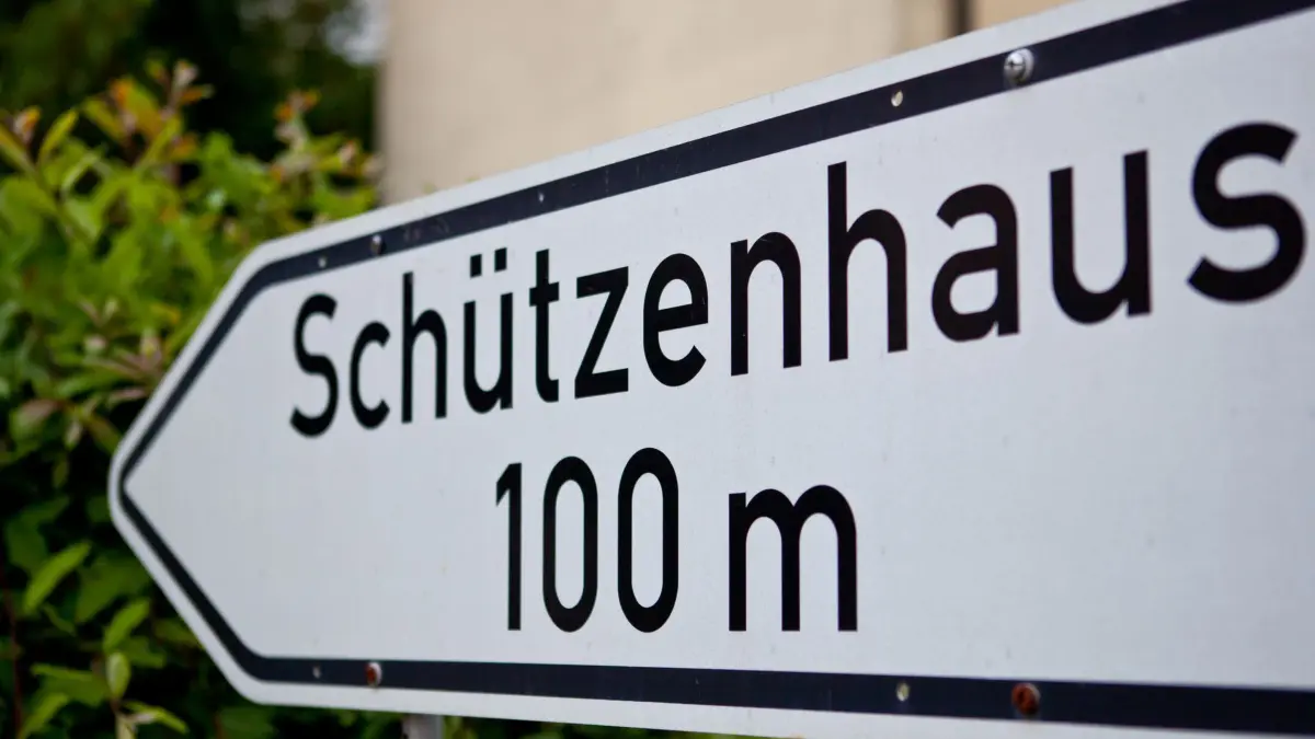 Schützenfest: ARCHIV - 13.06.2012, Bayern, Heidenheim: Ein Schild weist den Weg zum Schützenhaus. (zu dpa: «Rassistische Gesänge auch auf Schützenfest bei Vechta - Ermittlungen») Foto: Daniel Karmann/dpa +++ dpa-Bildfunk +++