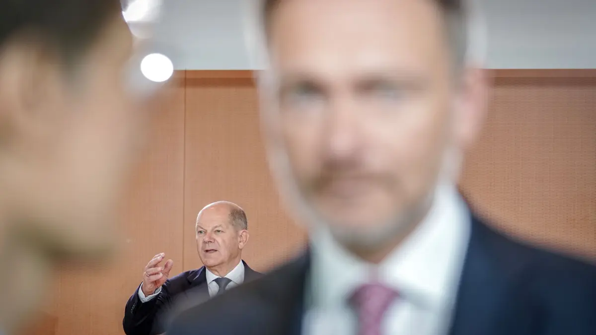 Kabinettssitzung: ARCHIV - 24.05.2023, Berlin: Bundeskanzler Olaf Scholz (l, SPD) gestikuliert hinter Christian Lindner (r, FDP), Bundesminister der Finanzen, zu Beginn der Sitzung des Bundeskabinetts im Bundeskanzleramt. Foto: Kay Nietfeld/dpa +++ dpa-Bildfunk +++