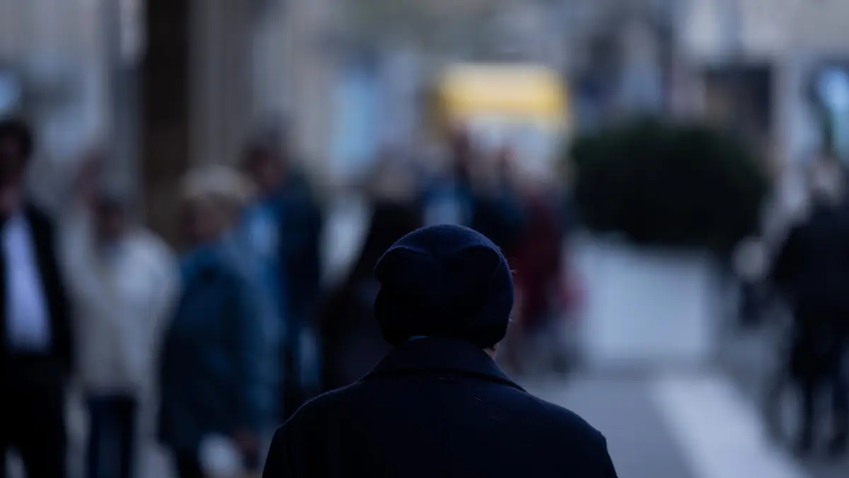 Eine Person geht allein durch die Innenstadt. Die repräsentative Studie «Die Ängste der Deutschen» wird am 13.10.2022 in Berlin vorgestellt. +++ dpa-Bildfunk +++