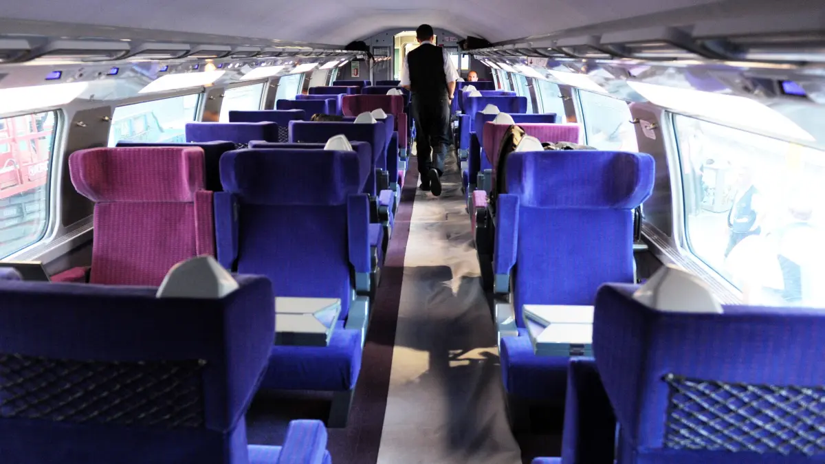 Ein Bahnmitarbeiter läuft am Dienstag (07.08.2012) durch einen doppelstöckigen TGV- Zug mit der Bezeichnung Euroduplex, der zu einer Betriebserprobung im Stuttgarter Hauptbahnhof steht. Ab Dezember 2012 werden die französischen Hochgeschwindigkeitszüge auf der Strecke Paris-Straßburg-Stuttgart-München eingesetzt. Foto: Bernd Weißbrod dpa/lsw (Zu lsw: " TGV Euroduplex in Stuttgart" vom 07.08.2012) ++ +++ dpa-Bildfunk +++