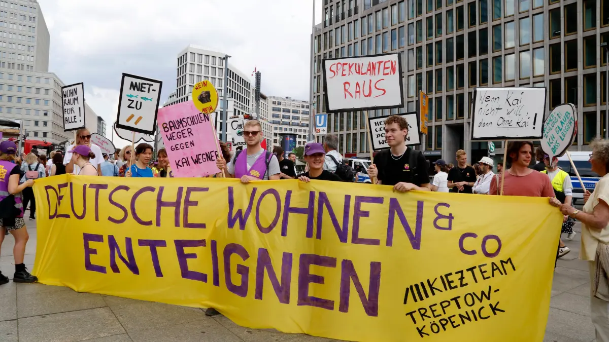 Berlin — 1 Juni 2024 Tausende Menschen haben sich am Samstagnachmittag bei einer Mietendemo in Berlin versammelt. Darunt: Berlin - 1 Juni 2024 Tausende Menschen haben sich am Samstagnachmittag bei einer Mietendemo in Berlin versammelt. Darunter waren auch viele Kinder und Rentner, die gemeinsam unter dem Titel Die Miete ist zu hoch demonstrierten. Gegen kurz vor 16 Uhr sch?tzte die Polizei die Teilnehmerzahl auf 4500. Die Demo hatte um 14 Uhr am Potsdamer Platz begonnen. Die Veranstalter selbst sprachen von 12.000 Teilnehmenden. Aufgerufen hatte ein B?ndnis aus rund 150 Mieterinitiativen, Hausgemeinschaften und Organisationen wie dem Berliner Mieterverein und der Gewerkschaft Verdi. *** Berlin 1 June 2024 Thousands of people gathered at a rent demo in Berlin on Saturday afternoon Among them were many children and pensioners, who demonstrated together under