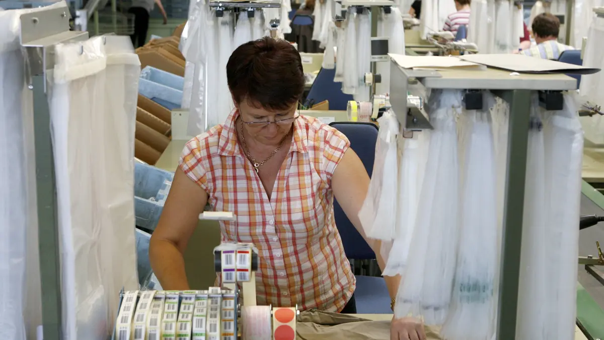 Eine Mitarbeiterin des Versandhauses Quelle kontrolliert und verpackt am Mittwoch (10.06.2009) in Fürth (Mittelfranken) Bekleidungs-Retouren. Der Handels- und Touristikriese Arcandor (ehemals KarstadtQuelle) hatte am 09. Juni 2009 für sich und die Töchter Karstadt, Primondo und Quelle Insolvenzantrag gestellt. Von dem Antrag sind bei Arcandor und seinen Tochterunternehmen wie Quelle und Karstadt rund 43000 Arbeitsplätze betroffen. Foto: Daniel Karmann dpa/lby (zu dpa 0715) +++ dpa-Bildfunk +++