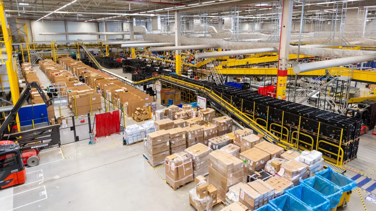 Ware steht in einem Amazon-Logistikzentrum. Die Internetwirtschaft hat auch in Deutschland einen immer größeren Anteil an den Waren und Dienstleistungen und ist mit Abstand der am dynamischsten wachsende Wirtschaftssektor. +++ dpa-Bildfunk +++