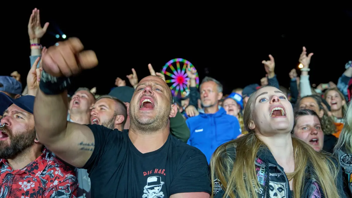 Open–Air–Festival „Rock am Ring“: 09.06.2024, Rheinland-Pfalz, Nürburg: Rockfans jubeln beim Auftritt der Deutschen Rockband „Broilers“beim Open-Air-Festival "Rock am Ring" auf der Mandora—Stage auf. Rock am Ring ist zusammen mit «Rock im Park» in Nürnberg eine der größten Musikveranstaltungen in Deutschland. (zu dpa: «Politik und Party bei Rock am Ring») Foto: Thomas Frey/dpa +++ dpa-Bildfunk +++